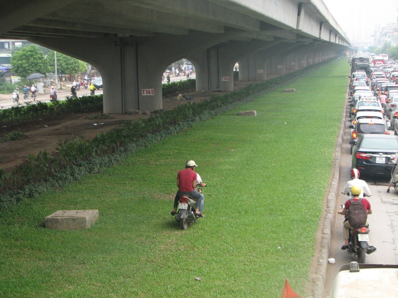 Ha Noi tac duong kinh hoang, nguoi dan bi 